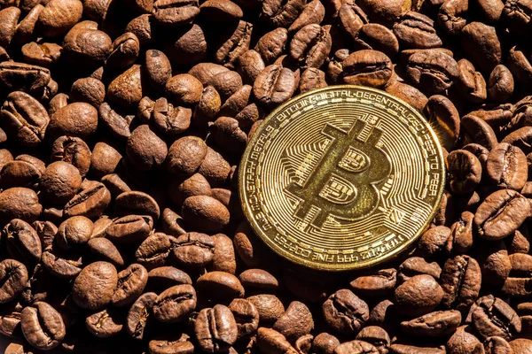 Brezilya 'da kavrulmuş kahve çekirdekleriyle arka planda altın bitcoin.