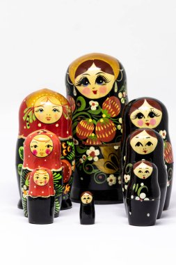Matrioshka ailesi. Beyaz arka planda bir Rus bebeği. Matrioska sanatı.