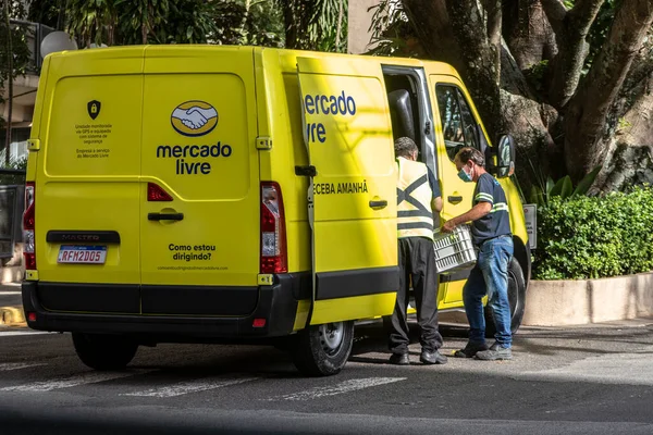 ブラジル サンパウロ2021年4月27日 サンパウロの小包を配達するための通りに駐車したMercado Livre社のVan — ストック写真