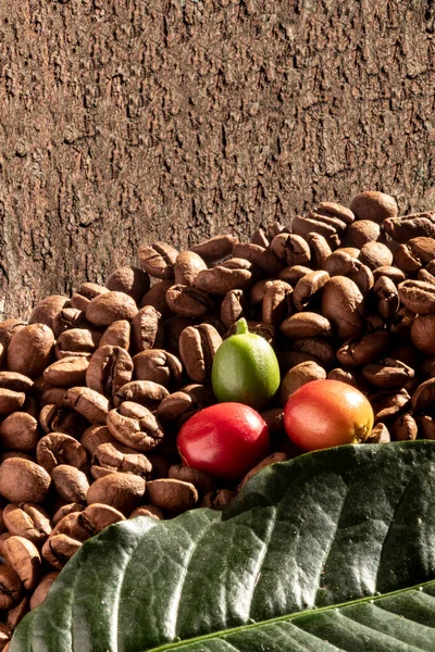 Granos Café Asados Hojas Verdes Sobre Fondo Mesa Madera Brasil — Foto de Stock