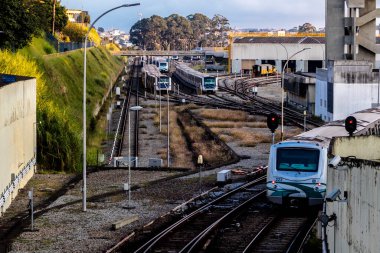 Sao Paulo, Brezilya, 09 Mayıs 2021. Sao Paulo Metropolitan Şirketi 'nin Sao Paulo' nun güney bölgesindeki Jabaquara manevra sahasında metro trenleri hareket ediyor..