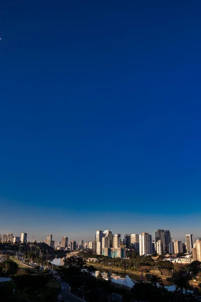 정면에는 비뉴와 스강이 도시의 스카이라인 브라질 파울로의 — 스톡 사진