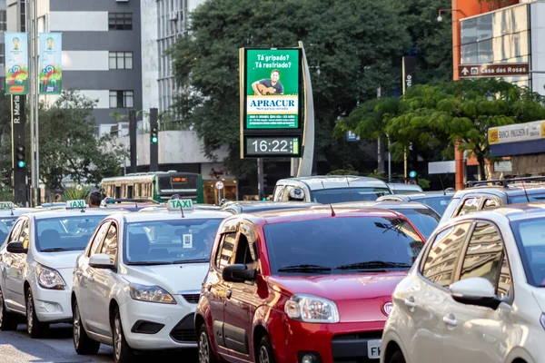 Sao Paulo Brazylia Czerwca 2014 Ruch Pojazdów Paulista Avenue Centralny — Zdjęcie stockowe