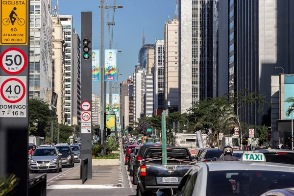 Sao Paulo Brazylia Czerwca 2014 Ruch Pojazdów Paulista Avenue Centralny — Zdjęcie stockowe