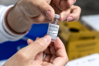 Sao Paulo, Brezilya, 12 Mayıs 2021. Hemşire, Corona Virüsü veya Astrazeneca firması tarafından Fundao Oswaldo Cruz (FioCruz)