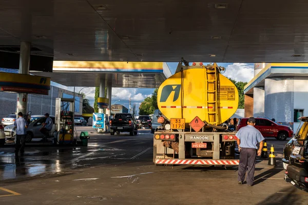 ポンペイ サンパウロ ブラジル 2019年10月5日 タンカートラックは ポンペイの自治体で イピランガチェーンに属するガソリンスタンドで燃料で貯水池を埋めます — ストック写真
