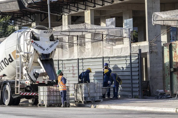 Sao Paulo Brasilien Juni 2021 Bauarbeiter Bereiten Den Von Einem — Stockfoto