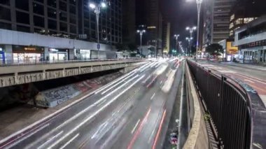 Sao Paulo, Brezilya 16 Mayıs 2021. Brezilya 'nın Sao Paulo şehrinde geceleyin Paulista Bulvarı' nda araçların trafiği zaman aşımına uğradı