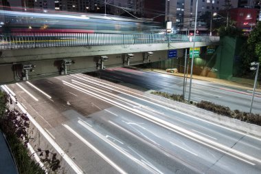 Sao Paulo, Brezilya, 09 Mayıs 2021. 23 de Maio Bulvarı 'nda Sao Paulo' da gece trafiğinde zaman aşımı.