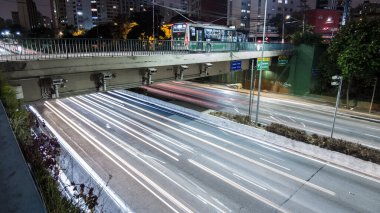 Sao Paulo, Brezilya, 09 Mayıs 2021. 23 de Maio Bulvarı 'nda Sao Paulo' da gece trafiğinde zaman aşımı.