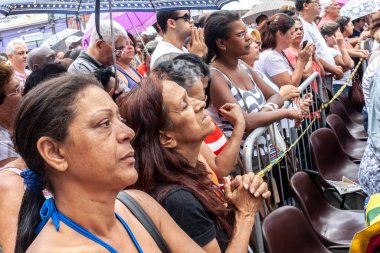 Sao Paulo, Brezilya, 28 Ekim 2011. Aziz Jude Günü anısına, Sao Paulo 'nun güneyinde, azize adanmış kilisenin önünde yapılan Katolik ayini sırasında sadıktı..