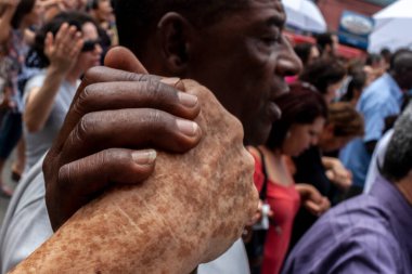 Sao Paulo, Brezilya, 28 Ekim 2011. Aziz Jude Günü anısına, Sao Paulo 'nun güneyinde, azize adanmış kilisenin önünde yapılan Katolik ayini sırasında sadıktı..
