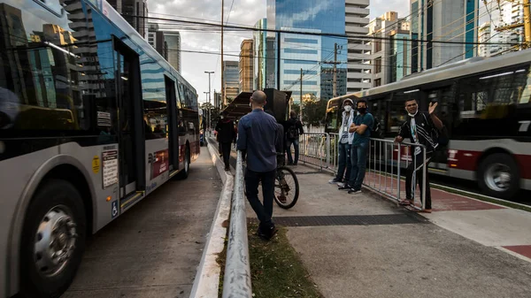 Sao Paulo Brazylia Czerwca 2021 Ruch Pojazdów Pasażerów Przystanku Autobusowym — Zdjęcie stockowe