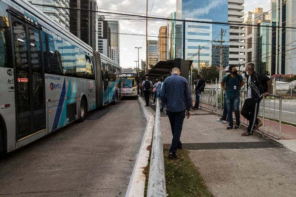 Sao Paulo Brasil Junio 2021 Movimiento Vehículos Pasajeros Una Parada —  Fotos de Stock