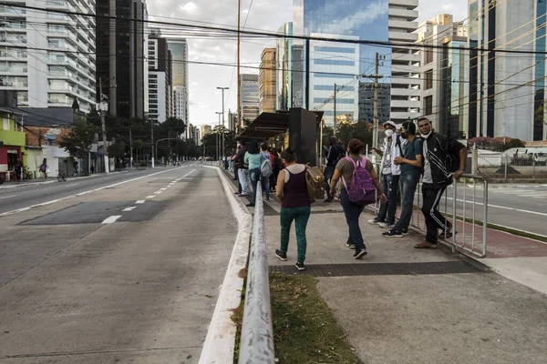 São Paulo Brasil Junho 2021 Movimento Veículos Passageiros Numa Paragem — Fotografia de Stock