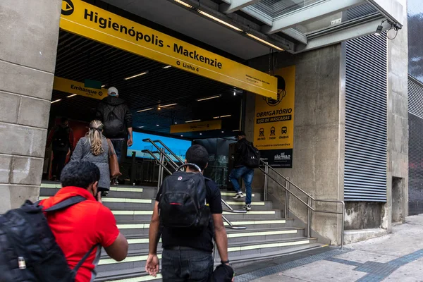 サンパウロ ブラジル 2021年6月18日 ハイエンオポリスの入り口の人々 サンパウロの地下鉄4号線の黄色のマッケンジー駅 — ストック写真