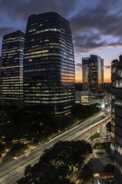 Juscelino Kubitschek Bulvarı 'ndaki ticari ofis binalarının hava manzarası, Sao Paulo' nun güney tarafında günbatımı, şehir