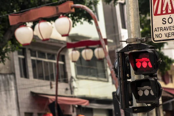 stock image Sao Paulo, Brazil, January 28, 2014. Pedestrian traffic light stylized with oriental themes in Liberdade neighborhood, Japanese and other Asian immigrants reside, Sao Paulo, Brazil