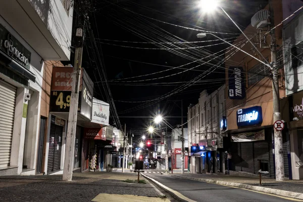 2021年5月3日 巴西圣保罗马里利亚 位于Marilia市中心主要购物街Sao Luiz街上的关门商店的夜景 — 图库照片