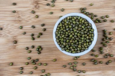 Taze fasulye, fasulye ya da ahşap masa arkasında moyashi fasulyesi..