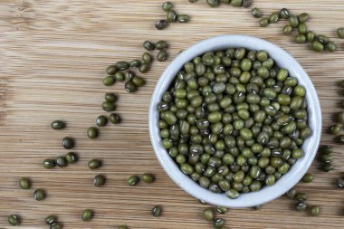 Taze fasulye, fasulye ya da ahşap masa arkasında moyashi fasulyesi..