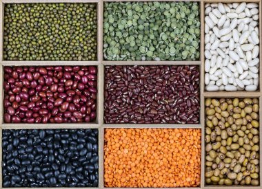 Dikdörtgen tahta kutularda çeşitli kurutulmuş sebzeler.