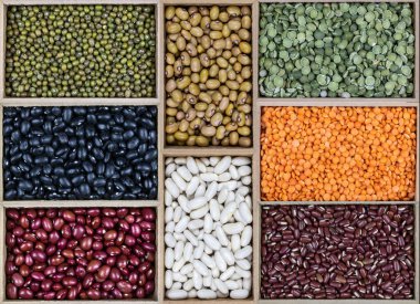 Dikdörtgen tahta kutularda çeşitli kurutulmuş sebzeler.