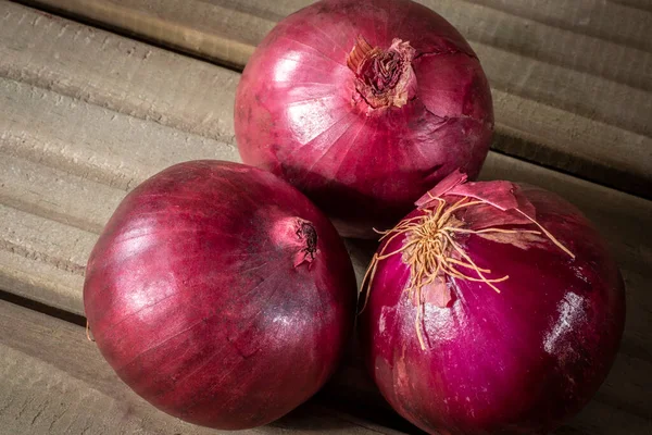 Rote Zwiebeln Auf Holztischhintergrund Brasilien — Stockfoto