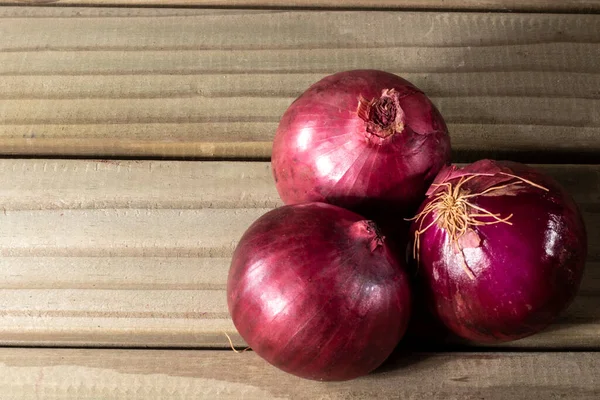 Rote Zwiebeln Auf Holztischhintergrund Brasilien — Stockfoto