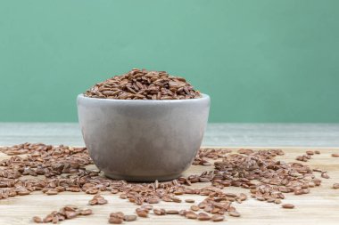 Brezilya 'daki ahşap masaya özel odaklı kırmızı integral pirinç yakın çekim