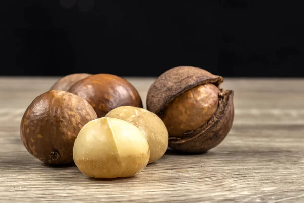 Nahaufnahme Einer Macadamia Nuss Mit Selektivem Fokus Auf Den Holztisch — Stockfoto