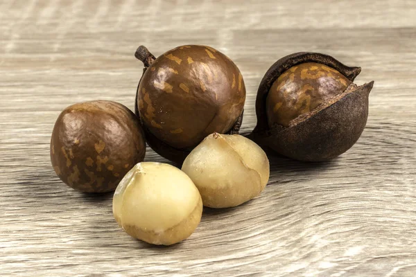 Nahaufnahme Einer Macadamia Nuss Mit Selektivem Fokus Auf Den Holztisch — Stockfoto