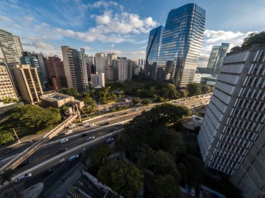 Sao Paulo, Brezilya, 23 Haziran 2021 Sao Paulo 'nun güney tarafındaki Juscelino Kubitschek Caddesi' ndeki ticari ofis binalarının hava görüntüsü.