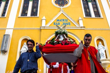Saesopolis, Sao Paulo, Brezilya, 22 Temmuz 2012. Kutsal Ruh 'un geçit töreni Sao Jose Matriz kilisesinden Satıopolis' e..