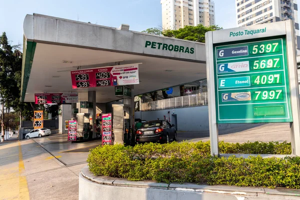 ブラジルのサンパウロ2021年8月26日 サンパウロの南 サント アマロ通りにあるペトロブラス ディストリビューション ガスステーションで燃料価格のプレート — ストック写真