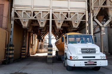 Sao Jose, Santa Catarina, Brezilya, 24 Eylül 2009. Santa Catarina Eyaleti 'ndeki bir çiftliğin tahıl deposunda tohumlarla dolu bir kamyon.