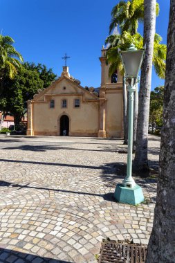 Sao Sebastiao, Sao Paulo, Brezilya, 16 Mayıs 2015. Sao Sebastiao kilisesinin cephesi, 17. yüzyılda Cizvitlerin döneminde Sao Sebastiao şehrinde taş ve kireçle inşa edildi. Sao Paulo 'nun kuzey kıyısında.