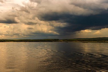 Brezilya, Paranapanema Nehri 'nde dramatik bir birliktelik. Farklı renklerdeki sular, güçlü fırtınalı bir gökyüzünün altında birleşerek doğanın zıtlığını ve gücünü gösterir..