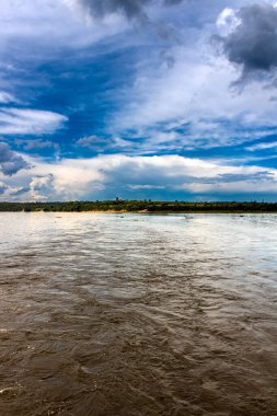 Brezilya, Paranapanema Nehri 'nde dramatik bir birliktelik. Farklı renklerdeki sular, güçlü fırtınalı bir gökyüzünün altında birleşerek doğanın zıtlığını ve gücünü gösterir..