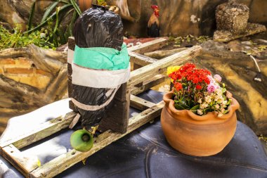 Brezilya 'da geri dönüşümlü PET şişesinden yapılmış ev yapımı bir yem tuzağı, meliponiculture' da arı sürülerini çekmek ve yakalamak için kullanılır..