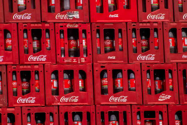 Марилия, Сан-Паулу, Бразилия, 9 октября 2025 года. Пачки ящиков с кока-колой, наполненных пустыми пластиковыми бутылками, которые можно вернуть на заводе FEMSA в Марилии, СП.