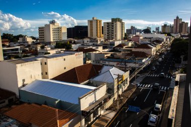 Marilia, SP, Brezilya. Aralık 03, 2025. Marilia şehir merkezindeki caddede yoğun bir öğleden sonra ticari ve konut binaları, yoğun trafik ve kentsel büyüme görülüyor..