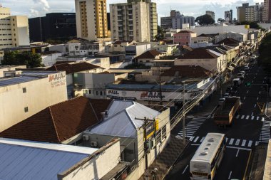 Marilia, SP, Brezilya. Aralık 03, 2025. Marilia şehir merkezindeki caddede yoğun bir öğleden sonra ticari ve konut binaları, yoğun trafik ve kentsel büyüme görülüyor..