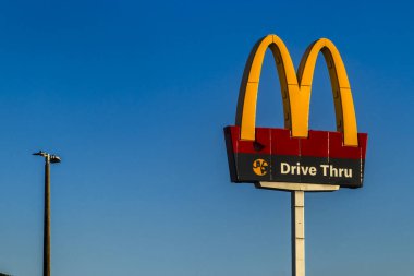 Marilia, Sao Paulo, Brezilya, Aralık 04, 2025 Sao Paulo eyaletinin orta batı bölgesindeki Marilia belediyesinde Mc Donalds fast food zincirinin logosuna sahip Totem.