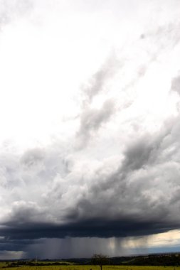 Brezilya 'da görünür bir perdeye düşen yağmurla kırsal bir bölgede dramatik kümülonimbus fırtına bulutu oluşuyor..