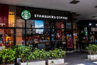 Sao Paulo, SP, Brezilya. 19 Aralık 2023. Starbucks kahve dükkanının önünde Paulista Bulvarı 'nda ikonik logo ve modern mimari yer alıyor. Küreselleşmeyi ve tüketimi resmetmek için uygun.