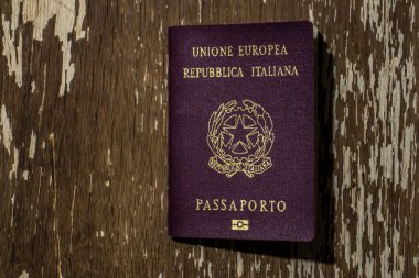 Burgonya biyometrik İtalyan pasaportu, İtalya Cumhuriyeti 'ne ait resmi bir seyahat belgesi ve Avrupa Birliği vatandaşlığının, kimliğinin ve dolaşım özgürlüğünün bir sembolü..