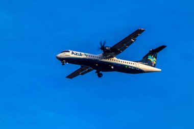 Marilia, SP, Brezilya. 23 Kasım 2025. Azul Linhas Bölgesi ATR 72 turboprop uçağı Marilia 'ya yaklaşıyor. İniş takımları açık mavi gökyüzüne karşı, bölgesel havacılığı gösteriyor..