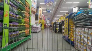 Sao Paulo, Brezilya, 31 Aralık 2025. Sao Paulo şehrindeki bir süpermarketin koridorlarından geçen bir alışveriş arabasının görüntüsü.