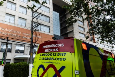 Sao Paulo, SP, Brezilya, 17 Aralık 2025. Portekizce, Alvalus Hastanesi 'nin önünde, Brezilya' daki bir şehir ortamında sağlık hizmetlerini tasvir eden tıbbi acil durum yazılı bir ambulans..